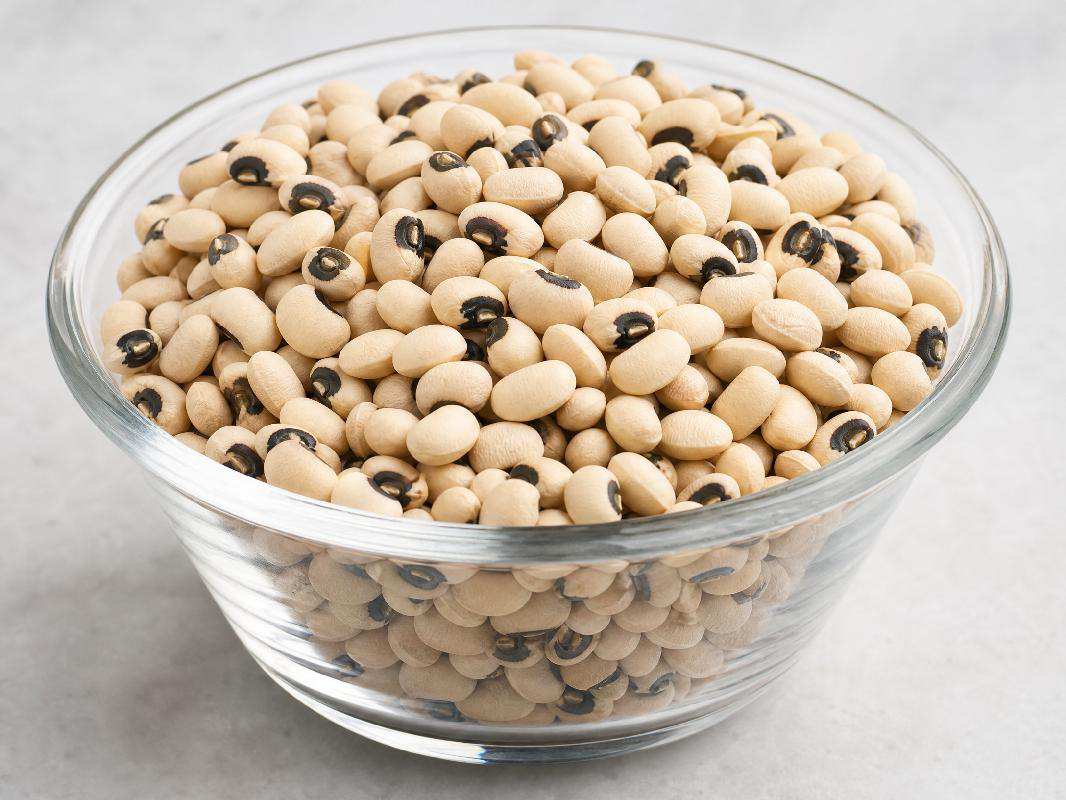 Black-eyed peas in a glass bowl
