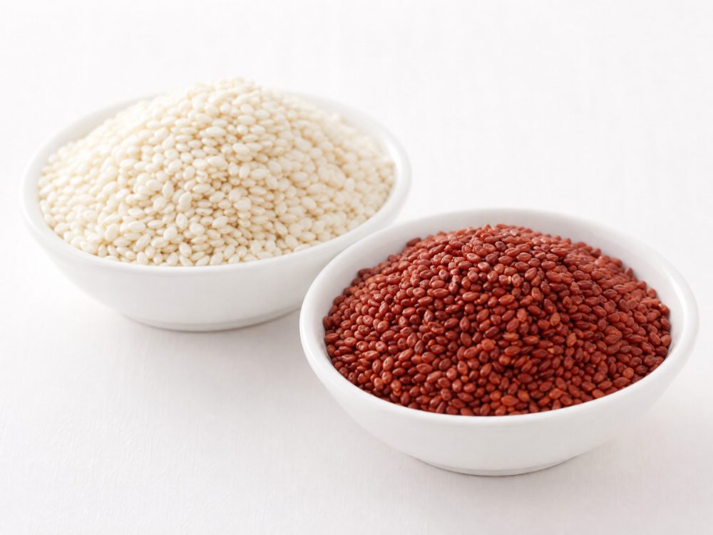 White and red sesame seeds