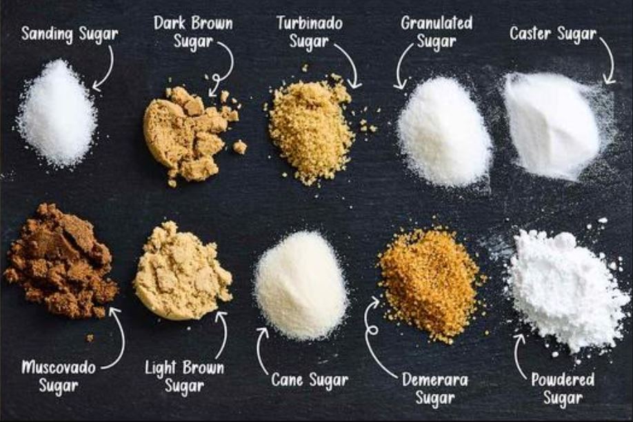 Brown cane sugar in a bowl with sugar cubes